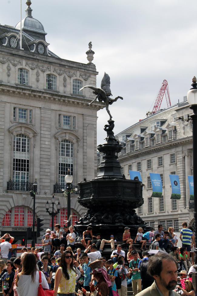 stylescoop-london-picadilly-statue