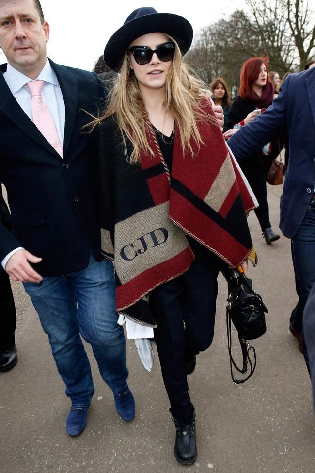 Cara-Delevingne-wearing-a-Burberry-monogrammed-poncho-17th-Feb-469914341[2]