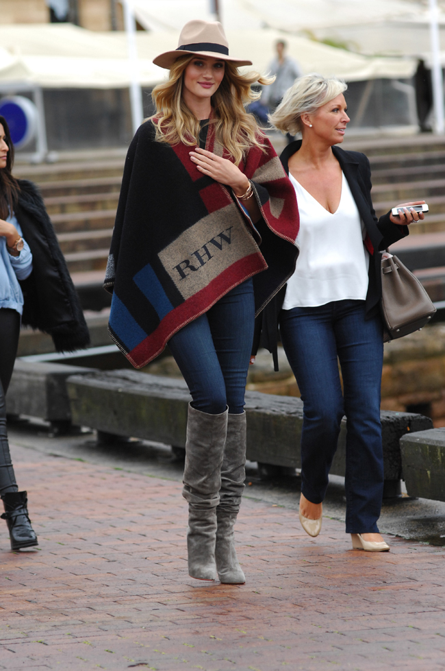 Rosie-Huntington-Whiteley-wearing-Burberry-monogrammed-poncho-in-Sydney,-25th-Auguest-2014--spl827986_011