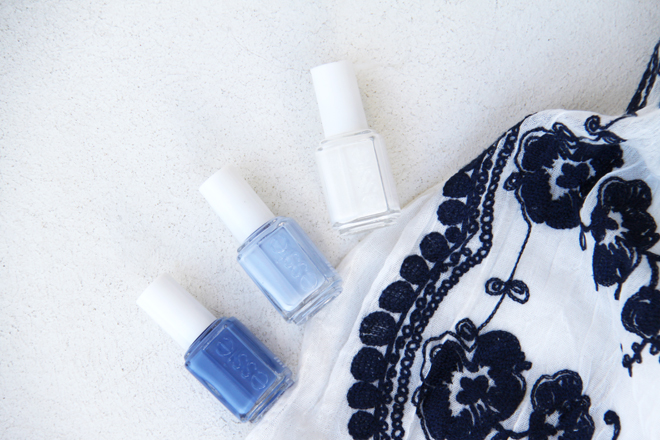 blue-and-white-nails