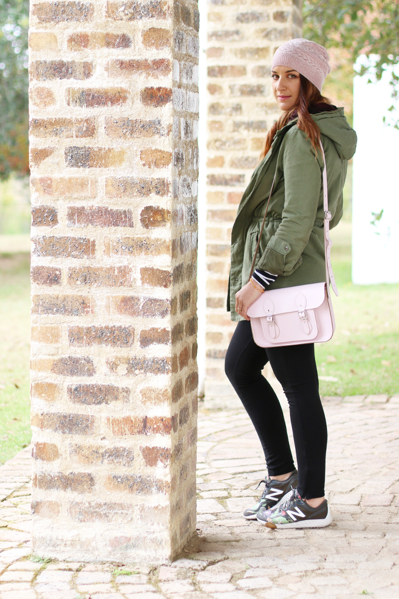 casual-weekend-outfit-green-parker-beanie-new-balance-sneakers